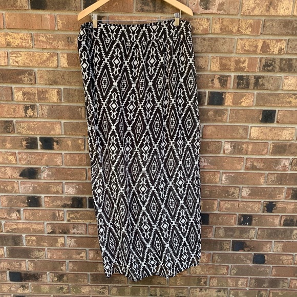 Black & Cream Geometric Patterned Maxi Skirt (XL) - Picture 6 of 10